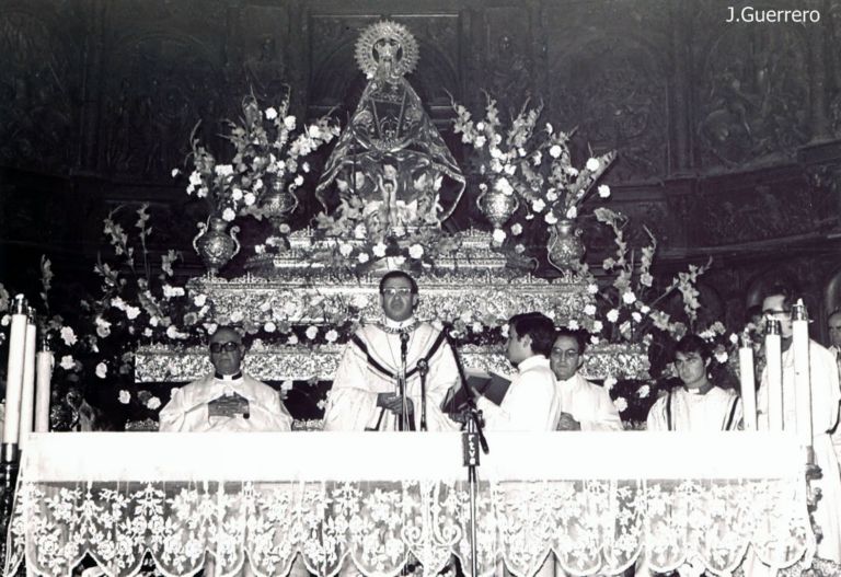 Don Jesús Domínguez Gómez oficiando su primera misa como Obispo