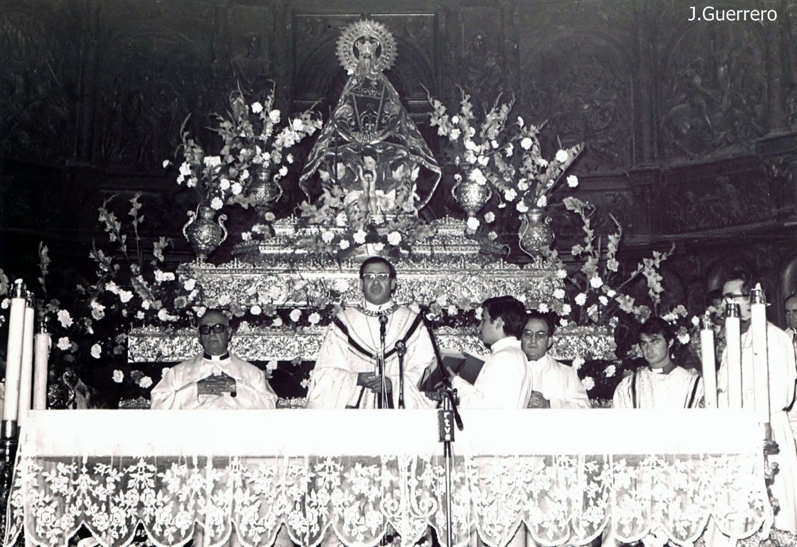 Don Jesús Domínguez Gómez oficiando su primera misa como Obispo