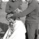 Recluta al que le están cortando el pelo