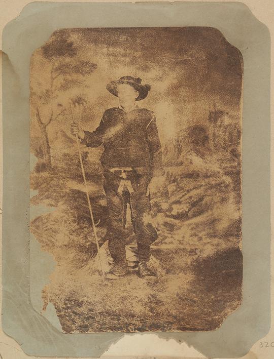 Retrato de un hombre con traje regional. Cáceres