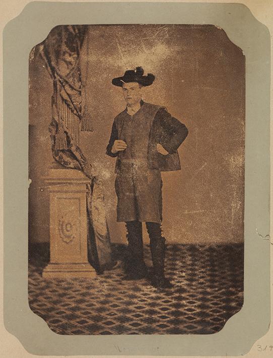 Retrato de un hombre con traje regional