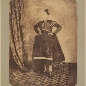 Retrato de una mujer con traje regional. Cáceres