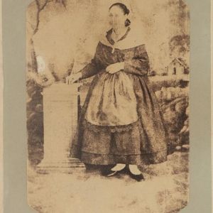 Retrato de una mujer con traje regional. Cáceres