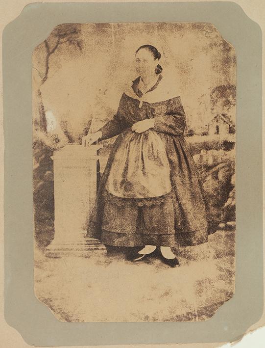 Retrato de una mujer con traje regional. Cáceres