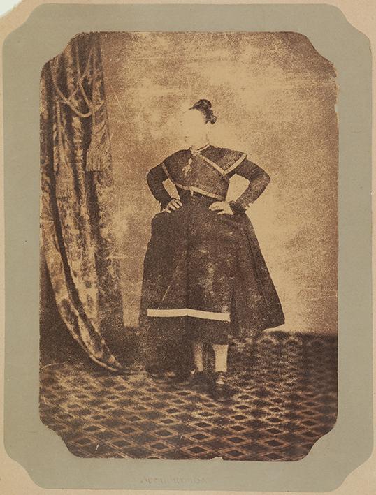 Retrato de una mujer con traje regional. Cáceres