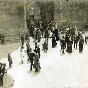 Salida de misa en la Iglesia de San Juan de Cáceres 1902