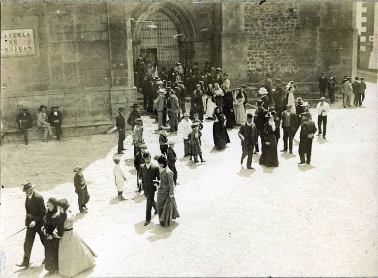Salida de misa en la Iglesia de San Juan