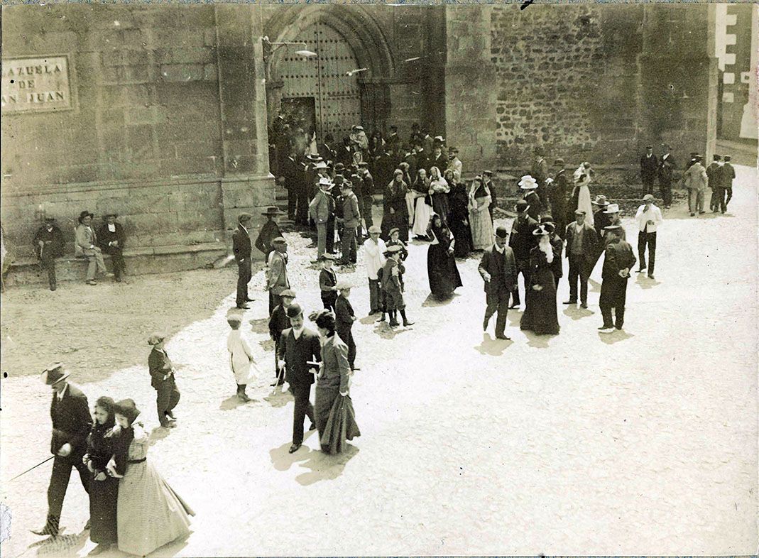 Salida de misa en la Iglesia de San Juan