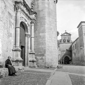Señora sentada en los bancos de la entrada de la Iglesia de San Mateo