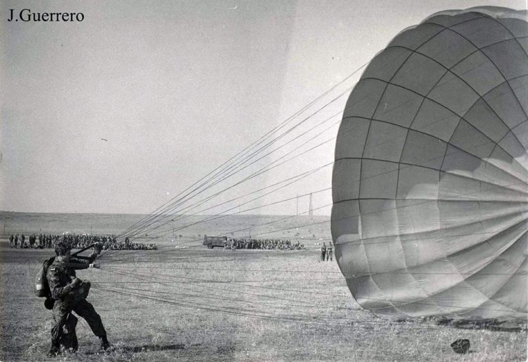 Soldado paracaidista en el antiguo campo de aviación