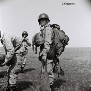 Soldado paracaidista en el antiguo campo de aviación