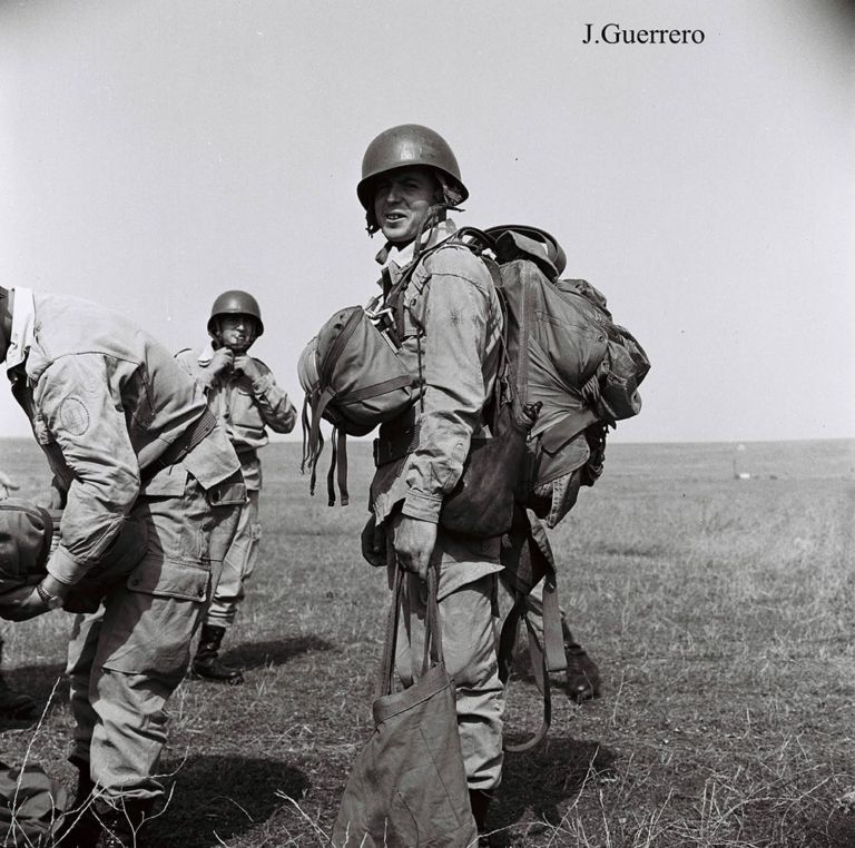Soldado paracaidista en el antiguo campo de aviación