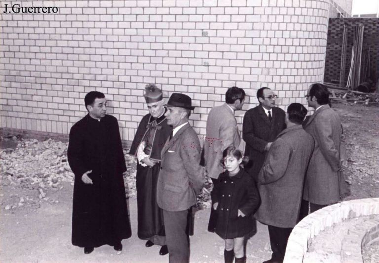 Visita de Don Manuel Llopis a la Parroquia de Fátima durante su construcción