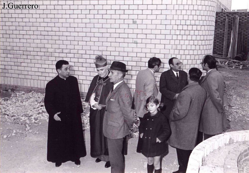 Visita de Don Manuel Llopis a la Parroquia de Fátima durante su construcción
