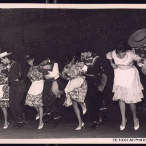 Actuación de parejas bailando danza tradicional. 1966 Se trata de varias parejas representando un baile tradicional, que parece originario de Latinoamérica, por la vestimenta de sus componentes, durante el Certamen Folclórico Hispanoamericano celebrado en Cáceres.