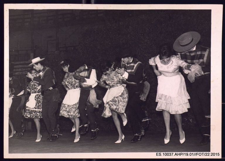Actuación de parejas bailando danza tradicional