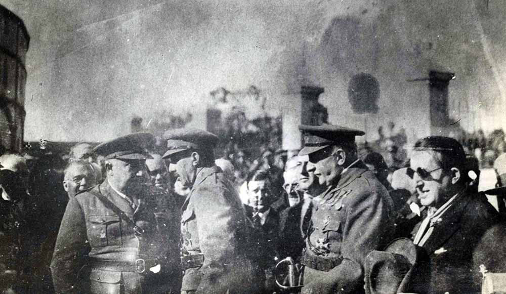 Alfonso XIII visitando el cuartel Infanta Isabel (1928)