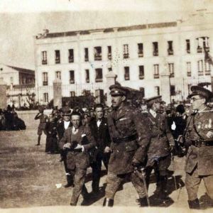 Alfonso XIII visitando el cuartel Infanta Isabel (1928)