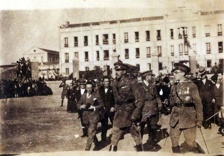 Alfonso XIII visitando el cuartel Infanta Isabel
