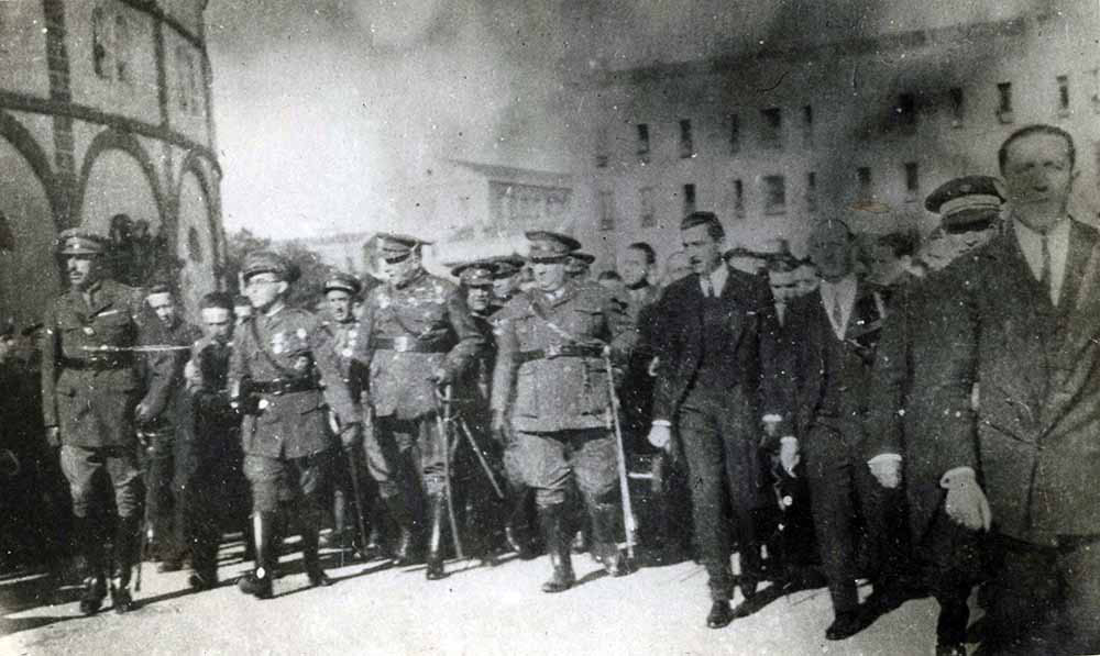 Alfonso XIII visitando el cuartel Infanta Isabel (1928)