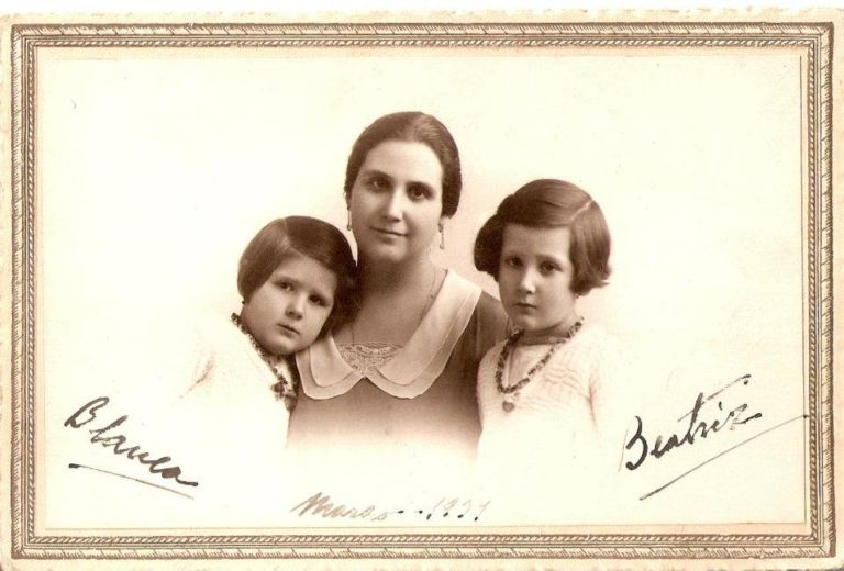 Doña Julia flores de Lizaur Bonilla y sus hijas