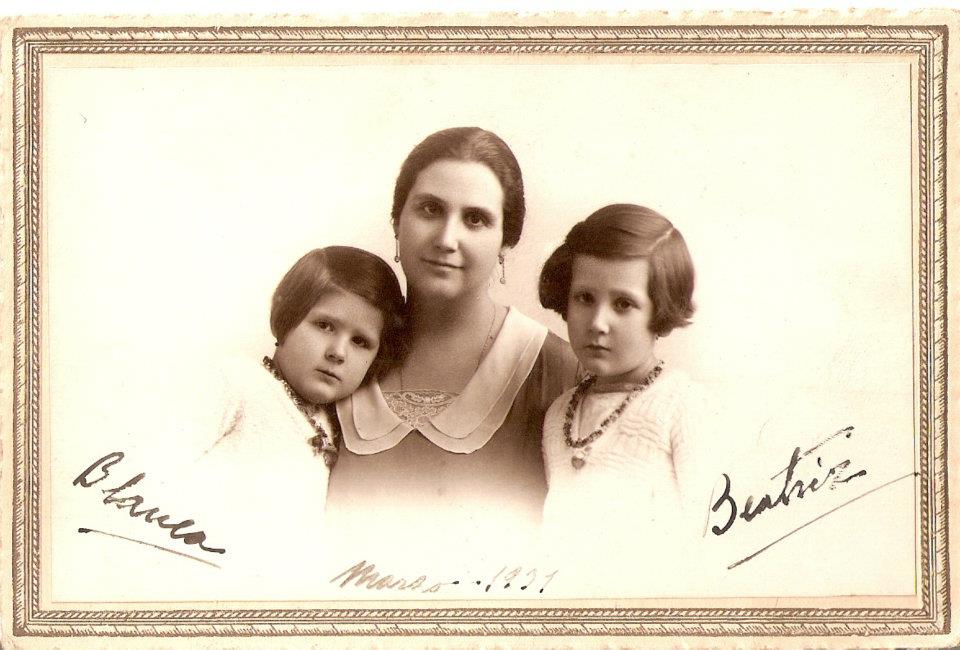 Doña Julia flores de Lizaur Bonilla y sus hijas