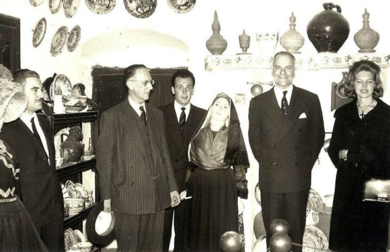 El IX conde de Canilleros con John Davis Lodge y su hija