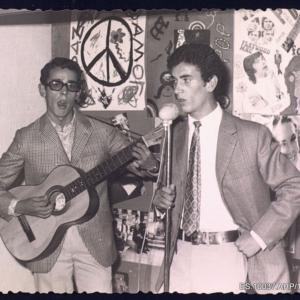 Pareja de dos hombres jóvenes haciendo música