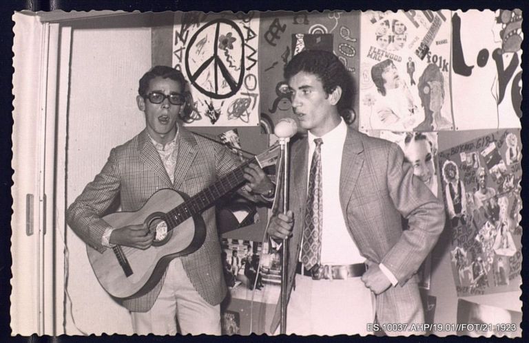 Pareja de dos hombres jóvenes haciendo música