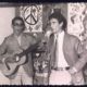 Pareja de dos hombres jóvenes haciendo música