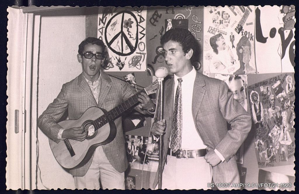 Pareja de dos hombres jóvenes haciendo música