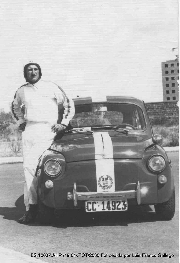 Piloto de carreras con un automóvil SEAT 600