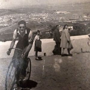 Ricardo Vila subiendo a la montaña en bici
