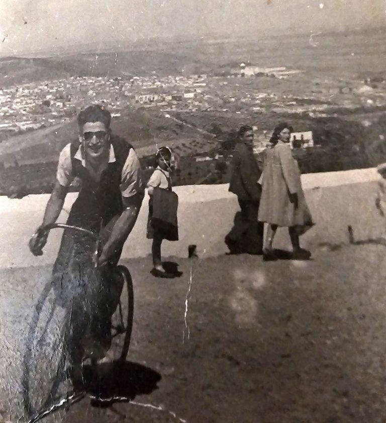 Ricardo Vila subiendo a la montaña en bicicleta