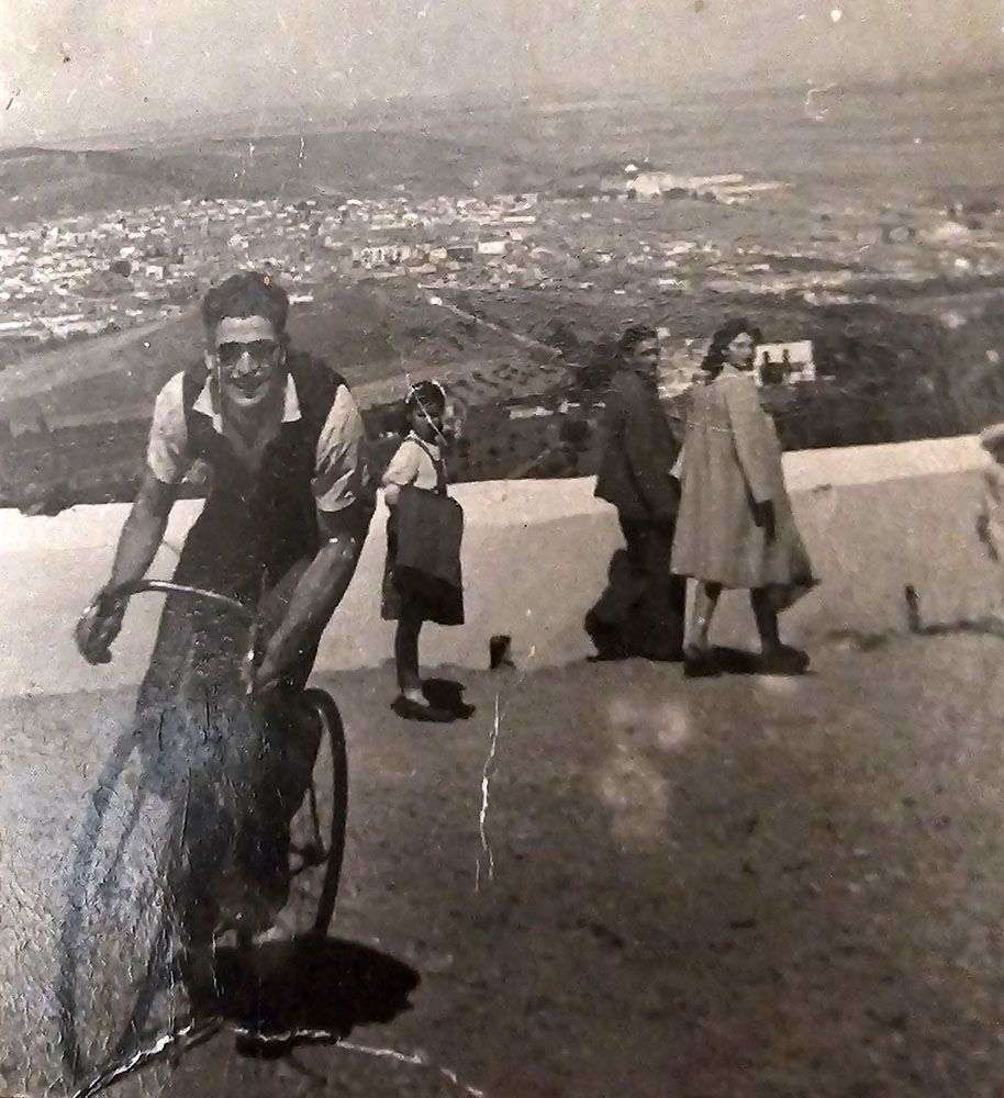 Ricardo Vila subiendo a la montaña en bicicleta
