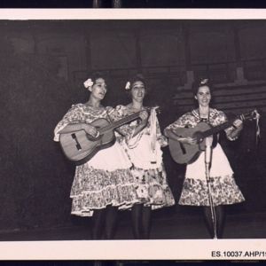 Trío de mujeres haciendo música