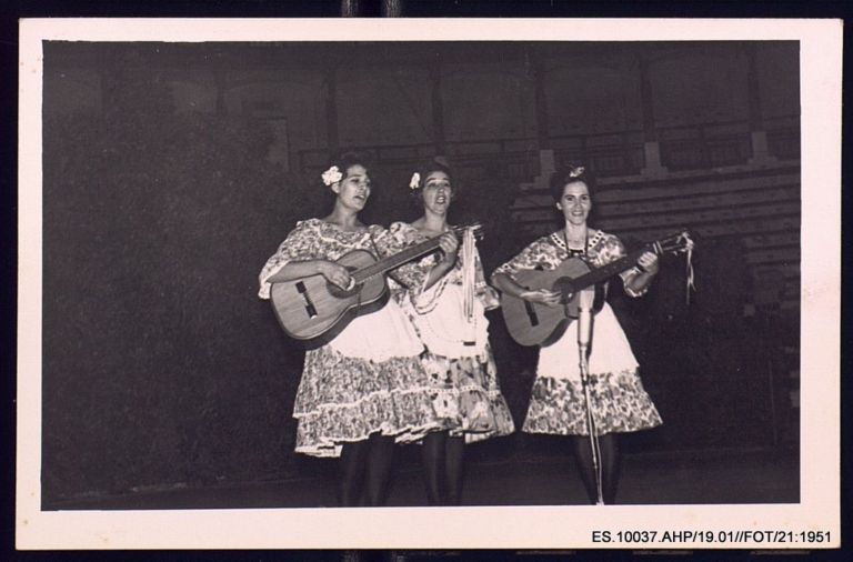 Trío de mujeres haciendo música
