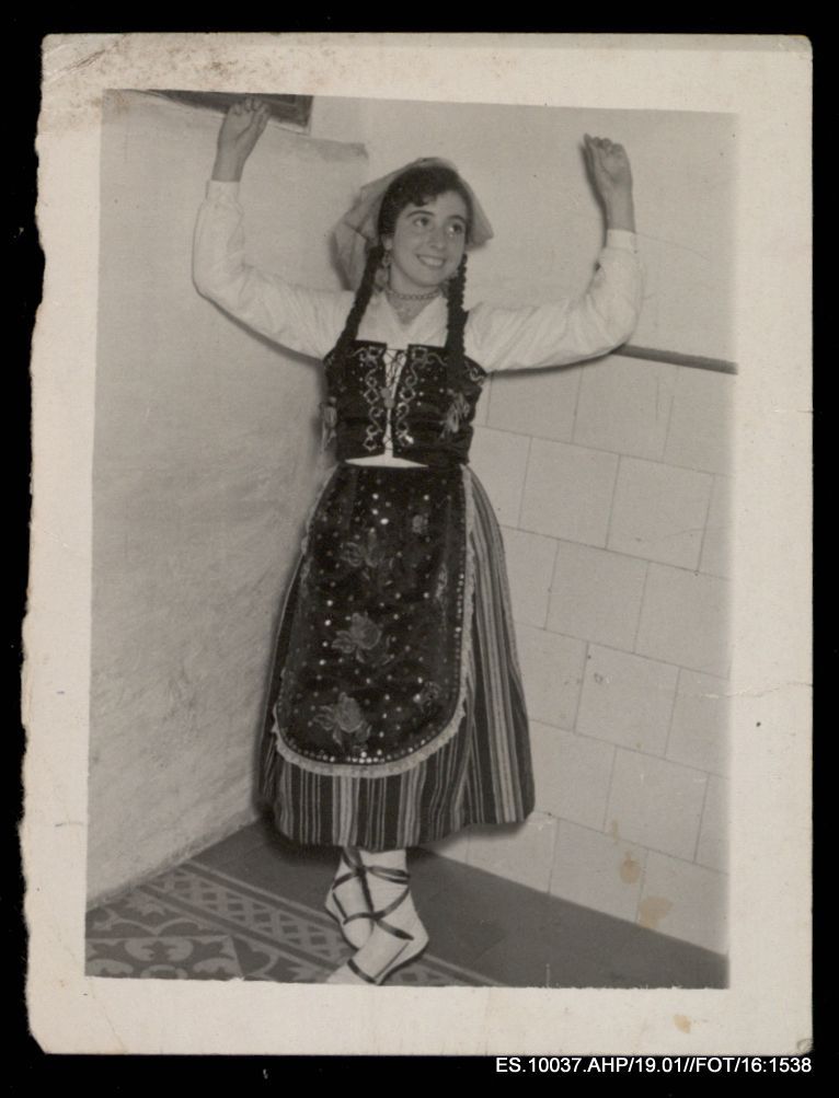 Fotografía de una joven con traje típico