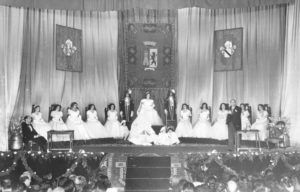 Blanca Muñoz de San Pedro y Flores de Lizaur, reina de la fiestas, escuchando el discurso del alcalde Francisco Elviro Meseguer