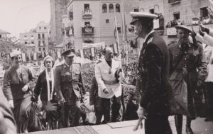 El Caudillo en Cáceres, entrando en las Casas Consistoriales