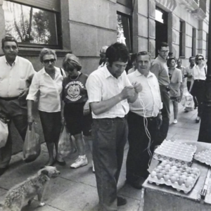 Año 1990, venta de huevos en la avenida Virgen de la Montaña, un día de mercadillo.