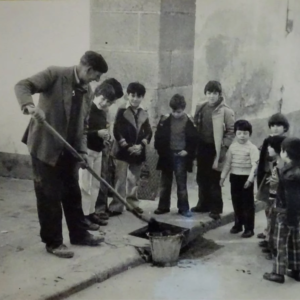 Operario limpia una alcantarilla en Cáceres