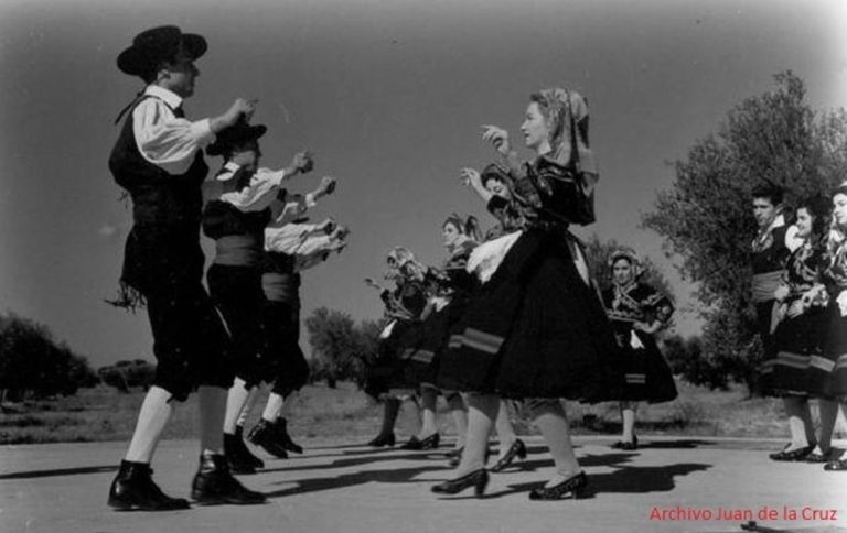 Coros y Danzas de la Sección Femenina de Cáceres