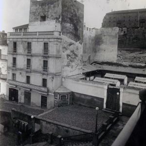La Torre de la Yerba con el edificio que la tapaba y el mercado.
