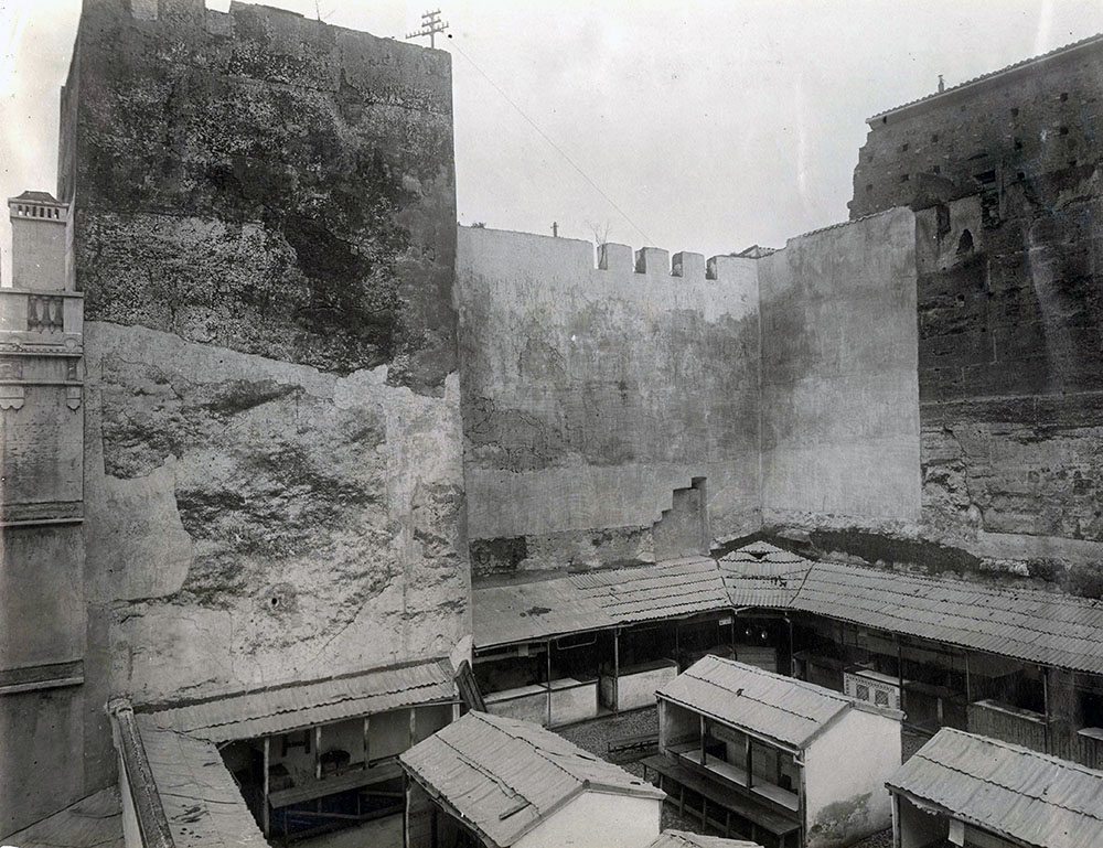 Mercado antiguo junto al Ayuntamiento, empezaron las obras de demolición en 1930
