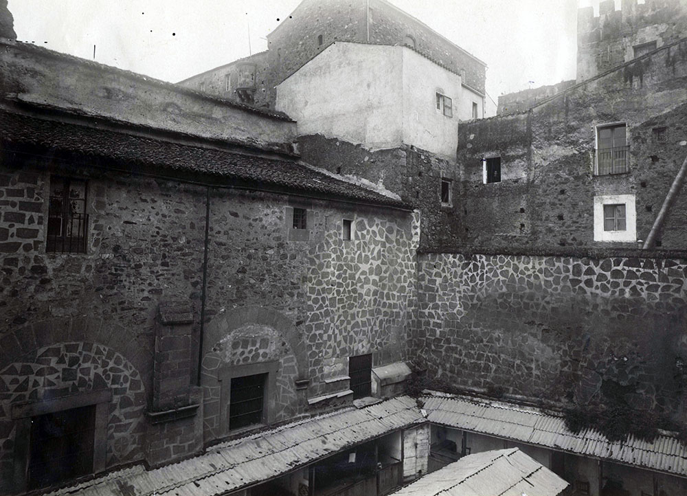 Mercado antiguo junto al Ayuntamiento, empezaron las obras de demolición en 1930 