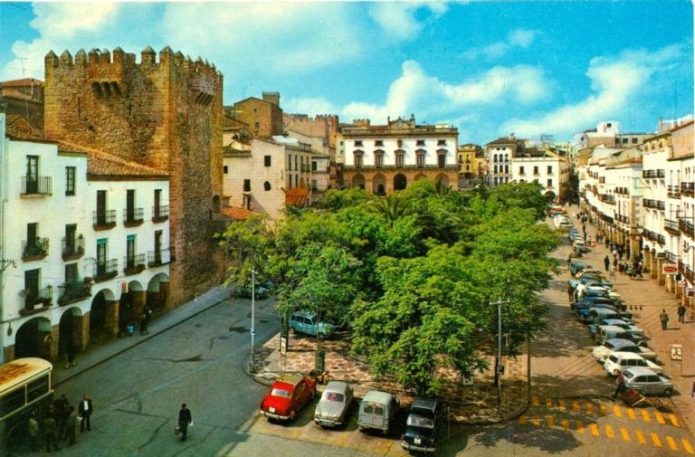 Las mañanas dominicales en la plaza Mayor de Cáceres: el Capitán Trueno en ‘La Bandeja’, paseos, aperitivos, pasteles…