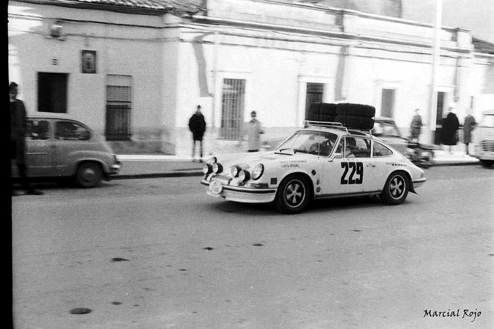 Rally de Montecarlo 1972. Un Porsche  pasando por Gil Cordero.