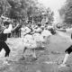 Bailes regionales, serpentinas, carrozas, batalla de flores, en el Paseo de Cánovas. Cáceres celebra su día de la provincia.
