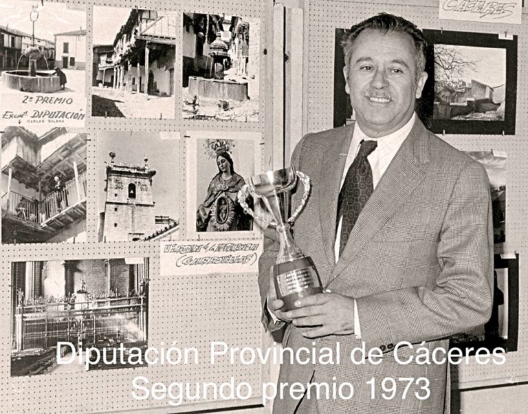 Carlos Solano recibe un premio de fotografía de la Diputación